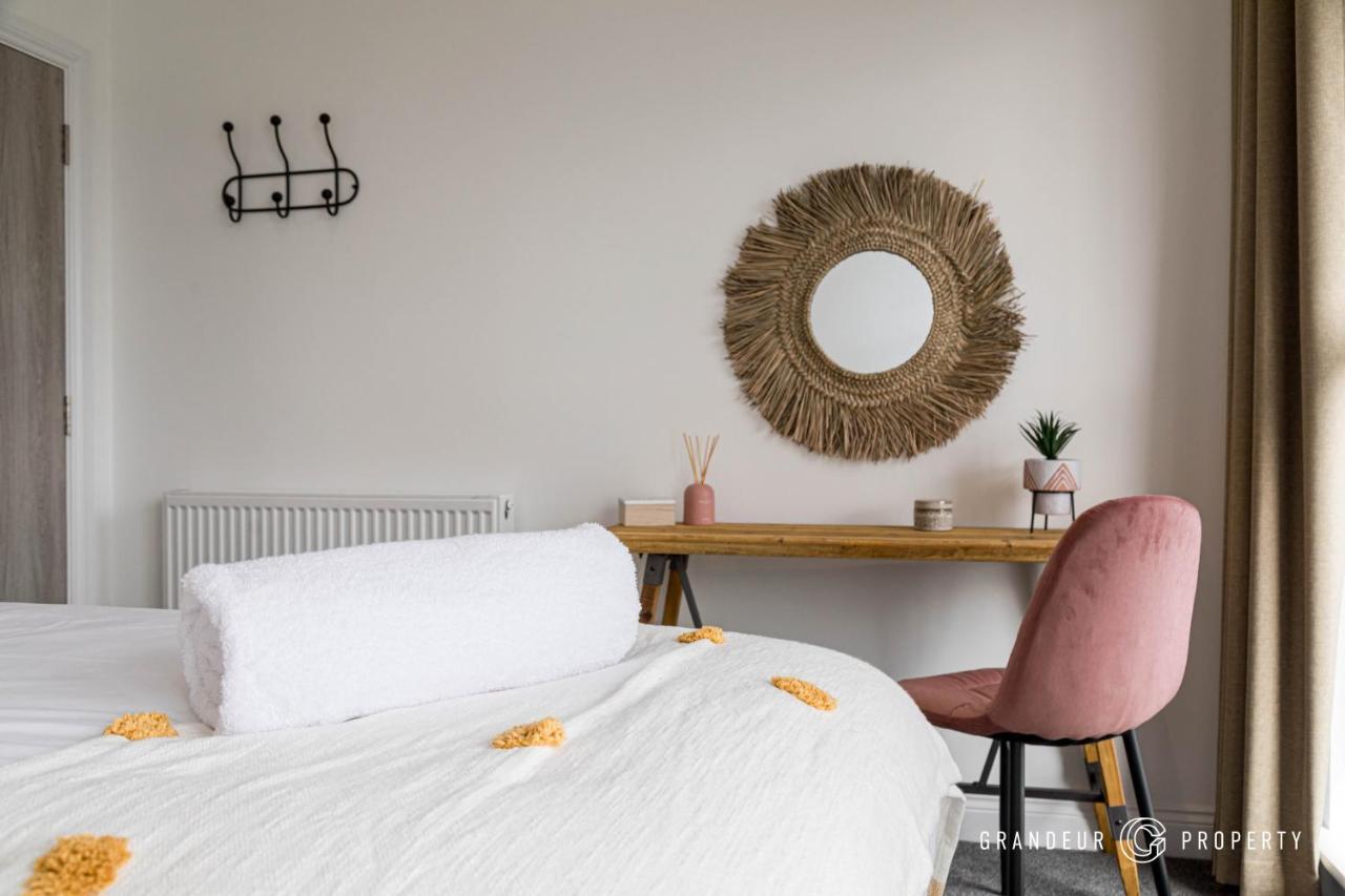Bournecoast - Stylish Flat With Balcony - Sea Glimpses - 10 Min Walk To Beach - Parking - Wifi - Fm8406 Bournemouth Bagian luar foto