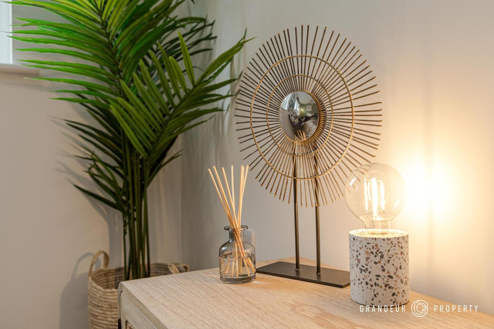 Bournecoast - Stylish Flat With Balcony - Sea Glimpses - 10 Min Walk To Beach - Parking - Wifi - Fm8406 Bournemouth Bagian luar foto
