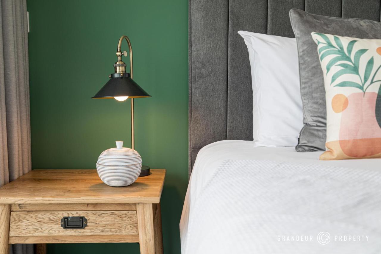 Bournecoast - Stylish Flat With Balcony - Sea Glimpses - 10 Min Walk To Beach - Parking - Wifi - Fm8406 Bournemouth Bagian luar foto